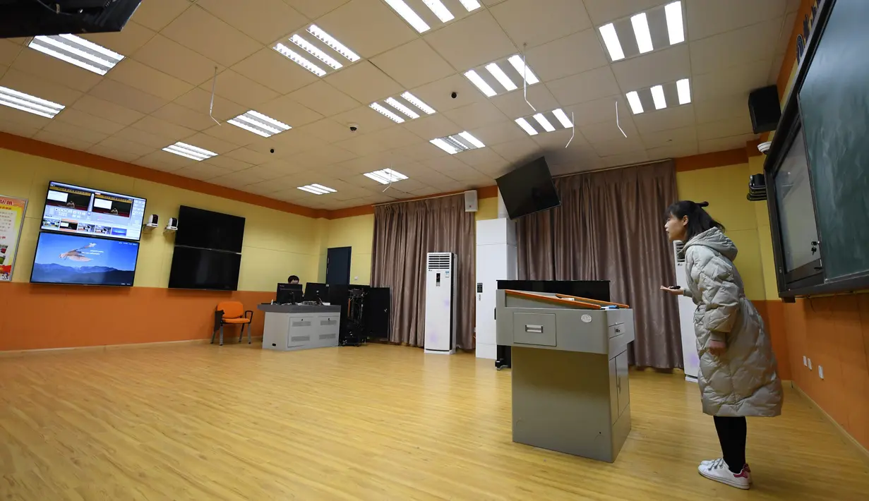 Guru Bahasa Inggris Huang Ning memberikan pelajaran daring (online) kepada siswa Sekolah Dasar Eksperimental Internasional Lushan di Changsha, China, 10 Februari 2020. Sekolah-sekolah di Changsha memberikan pelajaran daring sebagai alternatif membantu para siswa belajar di rumah. (Xinhua/Xue Yuge)