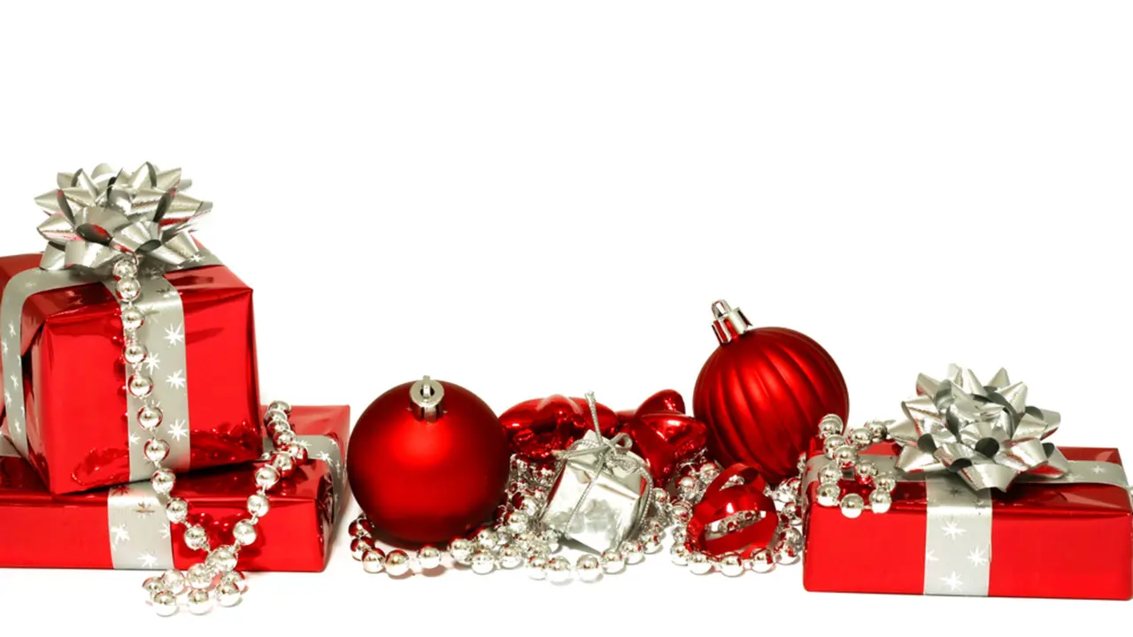 5 Seleb Ini Donasikan Barang-barang Kesayangannya untuk Natal