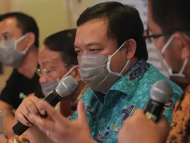 Wakil Ketua Komisi IV DPR Herman Khaeron mengenakan masker saat menjadi pembicara dalam diskusi di kawasan Menteng, Jakarta, Sabtu (10/10/2015). Diskusi tersebut membahas kabut asap dari kebakaran hutan yang semakin pekat. (Liputan6.com/Angga Yuniar)