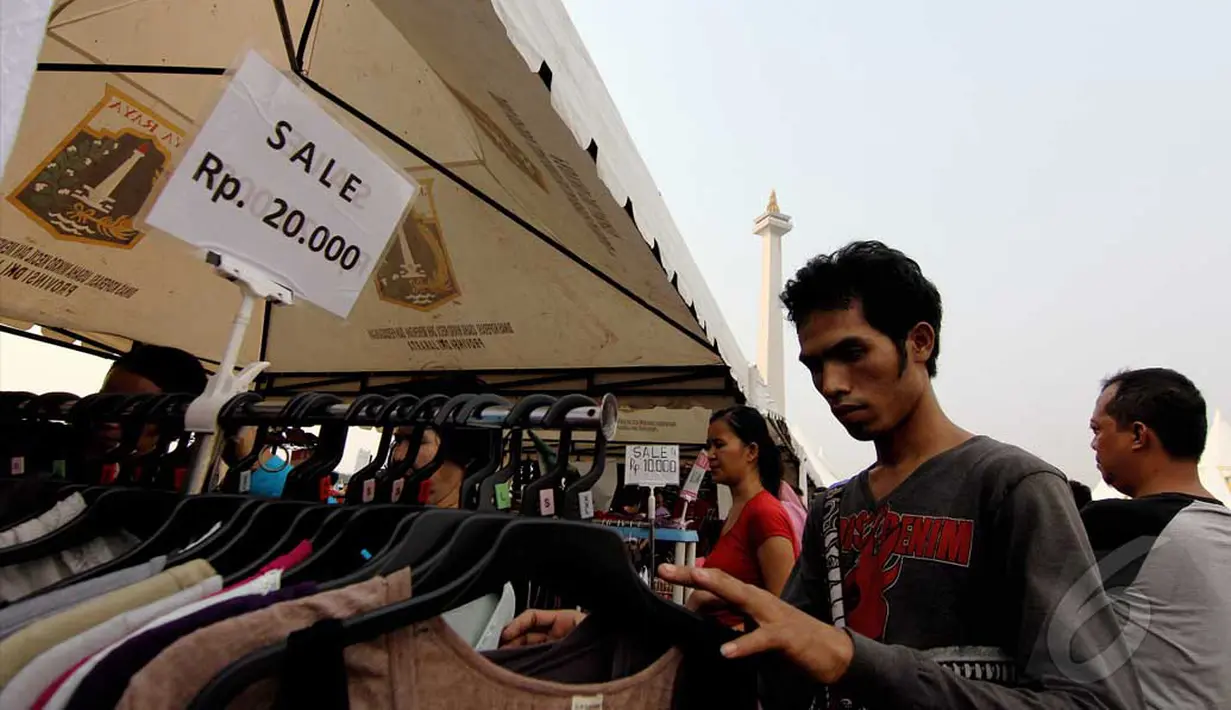 PRJ Monas ini dinilai lebih terjangkau harganya dibanding dengan PRJ Kemayoran yang diperuntukan masyarakat kelas menengah ke atas, Jakarta, Rabu (11/6/2014) (Liputan6.com/Faisal R Syam).