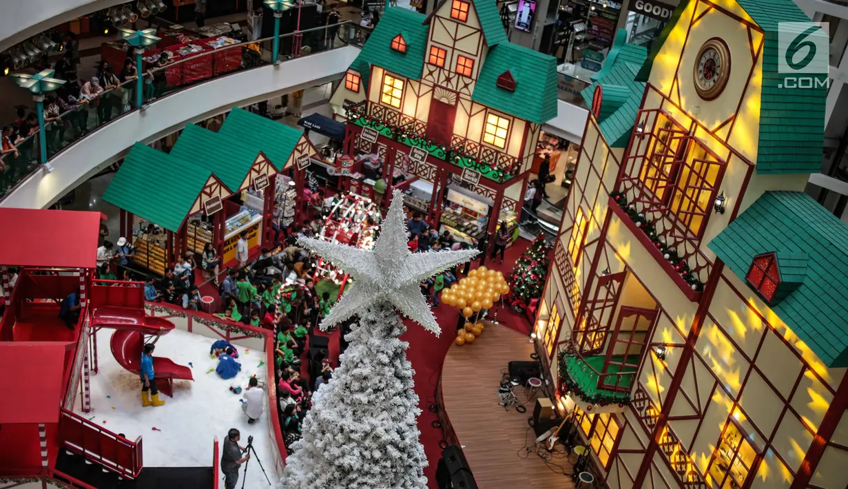Suasana nuansa Natal di Mal Ciputra, Jakarta Barat, Jumat (14/12). Jelang perayaan Natal 2018 sejumlah mal di Jakarta mendekor bernuansa Natal agar menjadi daya tarik para pengunjung mal. (Liputan6.com/Faizal Fanani)