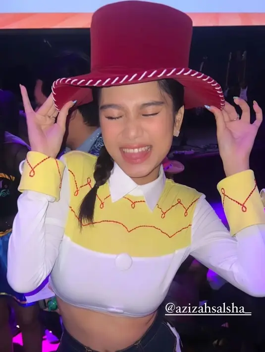 Azizah Salsha sendiri memilih tampilan Woody dari Toy Story. Mana cosplay terbaik menurutmu, Sahabat FIMELA? [Foto: Instagram/arhanazizah.official]