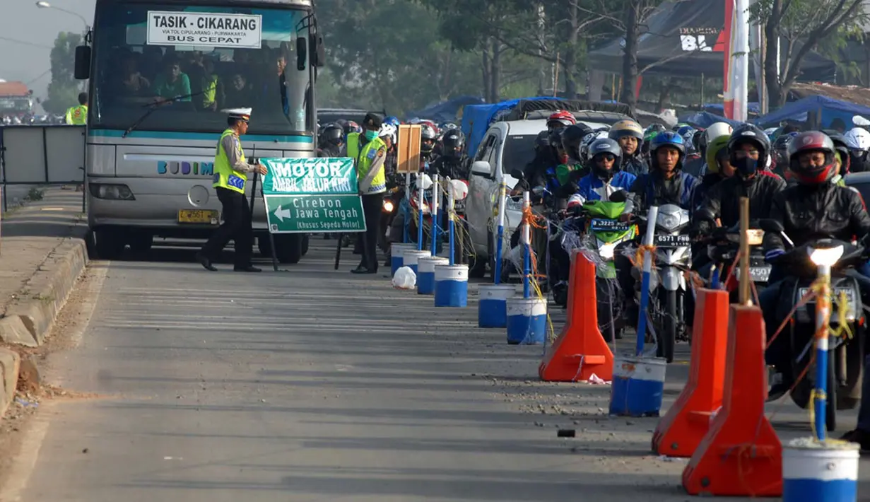 Untuk menghindari kemacetan di simpang Jomin, semua jenis kendaraan bermotor yang akan melintasi jembatan Lamaran dialihkan mulai dari pertigaan jembatan Lamaran, (26/7/2014). (Liputan6.com/Miftahul Hayat)