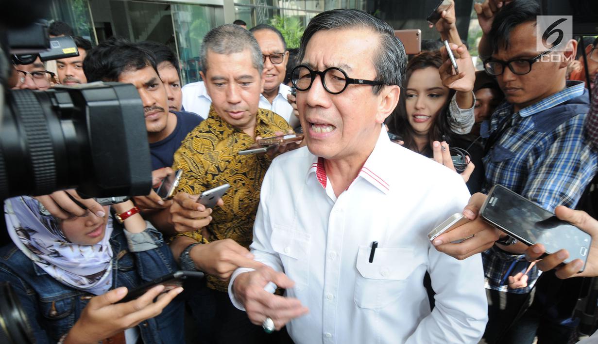 Menkumham Yasonna Hamonangan Laoly menjawab pertanyaan wartawan usai pemeriksaan sebagai saksi dua tersangka Irvanto Hendra Pambudi Cahyo dan mantan bos PT. Gunung Agung, Made Oka Masagung di gedung KPK, Jakarta, Senin (2/7). (Merdeka.com/Dwi Narwoko)