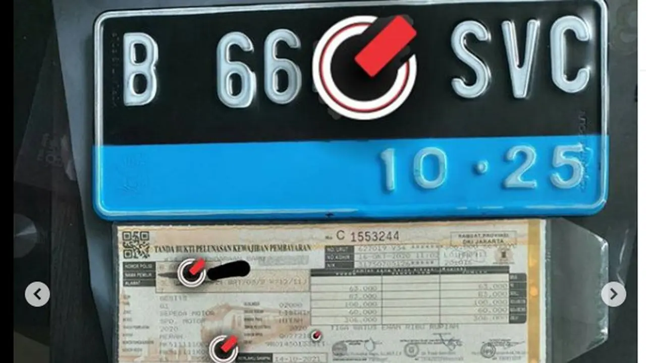 Tanda Nomor Kendaraan bermotor (TNKB) atau pelat nomor kendaraan listrik memiliki garis biru di bagian bawah.
