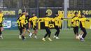Para pemain Borrusia Dortmund melakukan pemanasan saat mengikuti sesi latihan tim di tempat latihan di Dortmund, Jerman, Selasa (3/11/2020). Dortmund akan bertanding melawan Club Brugge pada grup F Liga Champions di Jan Breydel Stadion, Belgia. (AP Photo/Martin Meissner)