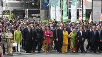 Presiden ke-5 Megawati Soekarnoputri mengikuti 'Historical Walk' dalam rangkaian Peringatan ke-60 tahun KAA, di Jalan Asia Afrika, Bandung (Liputan6.com/Herman Zakharia)