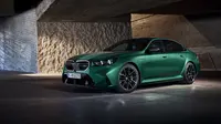 BMW M5 generasi ketujuh, G90 model tahun 2025 mengintegerasikan mesin V8 dengan motor listrik lewat sistem plug-in hybrid. (BMW)