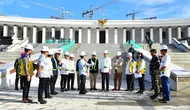Presiden Republik Indonesia (RI) Joko Widodo didampingi sejumlah menteri meninjau progres pembangunan Ibu Kota Nusantara (IKN) di Kabupaten Penajam Paser Utara, Kalimantan Timur.