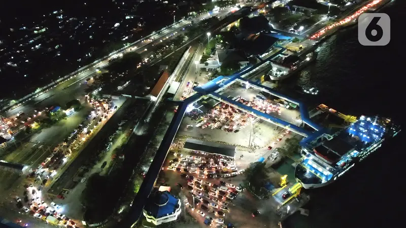 Pantauan udara pelabuhan merak dipadati pemudik