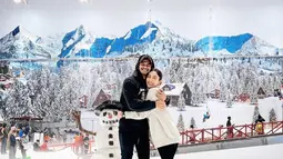 Tyas Mirasih dan Tengku Tezi saling memberi pelukan saat keduanya asyik bermain ice skating di salah satu mal. "Baby, it's cool!" tulis Tyas di Instagram nya dengan memberikan emotikon hati. (Foto: Instagram/@tyasmirasih)