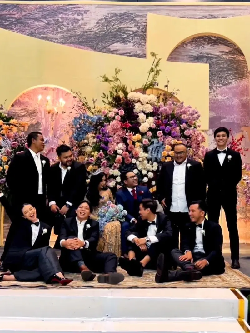 7 Potret Yuki Kato Jadi Groomsmen, Tetap Cantik dengan Gaya Maskulin