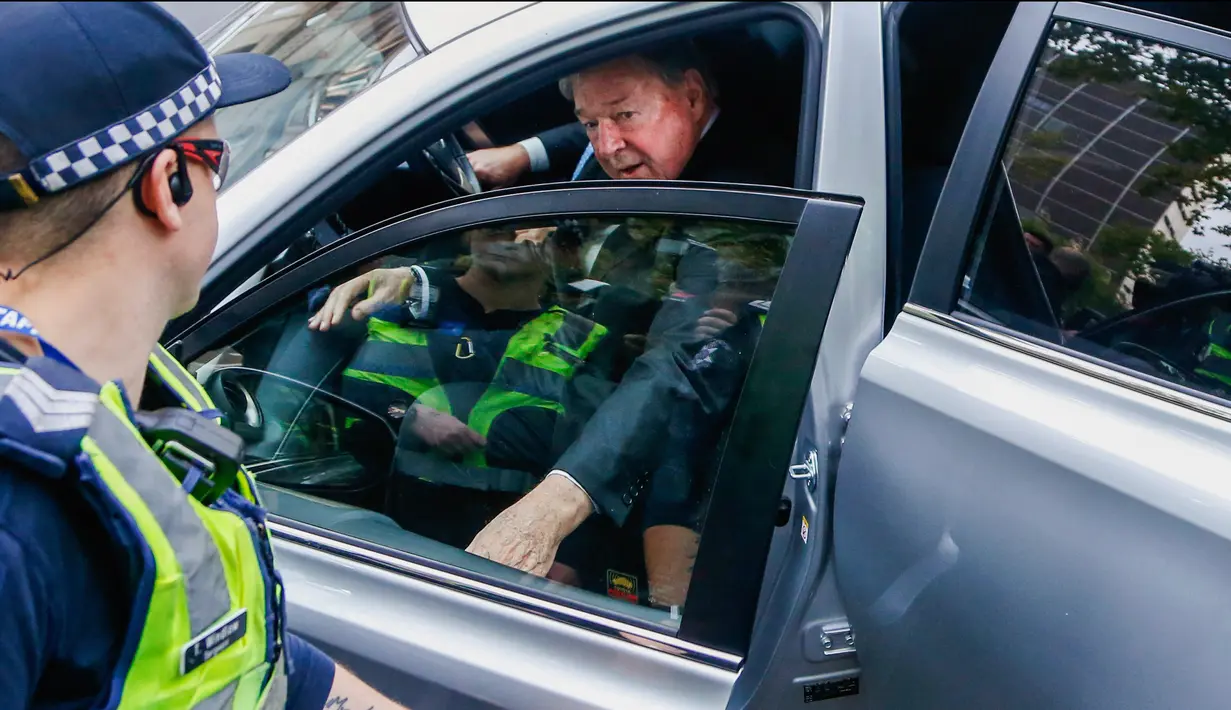 Tokoh Katolik Australia, Kardinal George Pell turun dari mobilnya saat akan menjalani sidang dugaan pelecehan seksual di Melbourne, Rabu (2/4). Pell diduga melakukan sejumlah pelanggaran seksual di beberapa tempat. (AP Photo/Asanka Brendon Ratnayake)