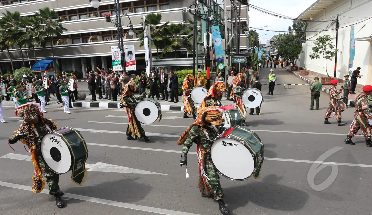 Pasukan drum band dari Kodam III/Siliwangi mengenakan kostum harimau mengawali sesi Historical Walk dalam rangkaian Peringatan ke-60 tahun Konferensi Asia Afrika 2015, di Jalan Asia Afrika, Bandung, Jumat (24/4). (Liputan6.com/Herman Zakharia)