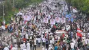 Kondisi kawasan Thamrin dipadati massa aksi damai 4 November yang bergerak menuju Gedung Balai Kota, Jakarta Pusat, Jumat (4/11). Massa membawa berbagai atribut guna menuntut proses hukum terhadap Basuki Tjahaja Purnama (Ahok). (Liputan6.com/Angga Yuniar)