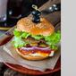 Acar Burger Nyangkut di Atap Ini Jadi Karya Seni Mahal, Enggak Habis Pikir (Sumber: Pexels, Instagram/fineartssydney)