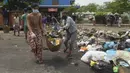 Pengunjuk rasa anti-kudeta menggunakan sampah untuk memblokir jalan sebagai bentuk 'serangan diam' di Yangon, Myanmar, Selasa (30/3/2021). Setidaknya sudah ada 510 warga sipil tewas sejak kudeta militer Myanmar pada 1 Februari, menurut kelompok Asosiasi Bantuan untuk Tahanan Politik. (AP Photo)