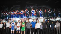 Para pebasket Satria Muda Pertamina mengenakan jersey terbaru saat jumpa pers di Kantor Pertamina, Jakarta, Rabu (11/1/2017). (Bola.com/Vitalis Yogi Trisna)
