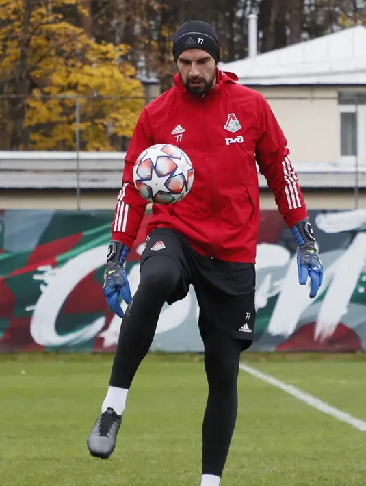 Penjaga gawang Lokomotiv Moskow, Anton Kochenkov menjuggling bola saat mengikuti latihan tim di Bakovka di luar Moskow (26/10/2020). Lokomotiv Moskow akan bertanding melawan wakil Jerman, Bayern Munchen pada grup A Liga Champions. (AFP/Pool/Maxim Shipenkov)