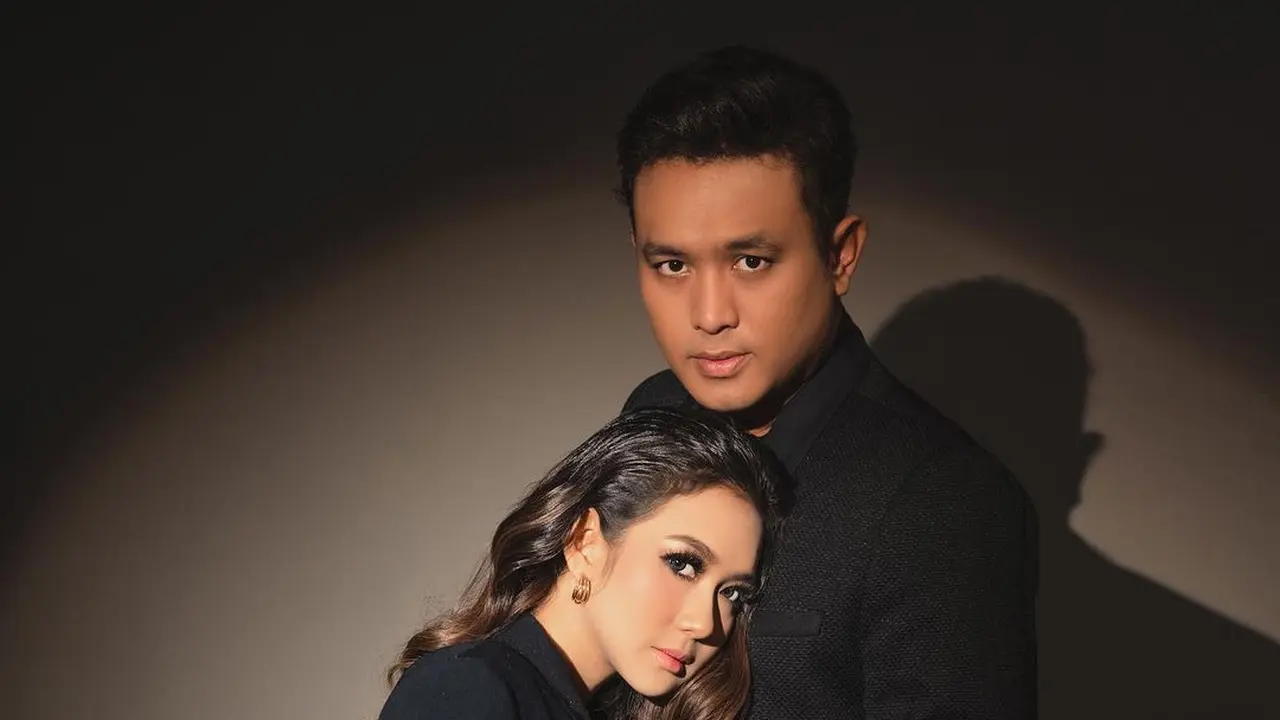 Potret Maternity Shoot Gilang Dirga dan Adiezty Fersa yang Bergaya Klasik dalam Balutan Versace