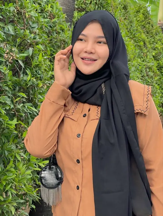 Gaya santainya saat memakai hijab pun ia padukan dengan busana kasual dan makeup tipis. Tidak sedikit para penggemar yang penasaran dan memintanya untuk bikin konten tutorial makeup dengan memakai hijab. (Liputan6.com/IG/@rosameldianti29)