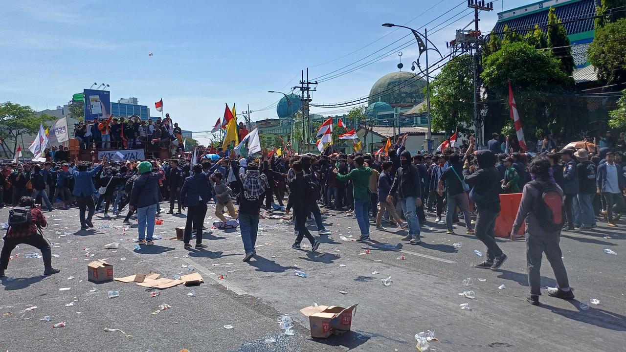 Dosen Diburu Mahasiswa Cari Tandatangan Padahal Lagi Ikut Demontrasi RUU Pilkada, Aksinya jadi Sorotan