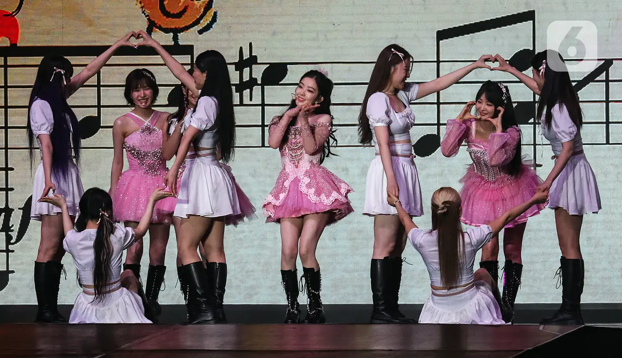 Dengan absennya Joy, keempat anggota lainnya yaitu Irene, Seulgi, Wendy, dan Yeri tetap disambut meriah oleh teriakan semangat dari ReVeluv. (Liputan6.com/JohanTallo)