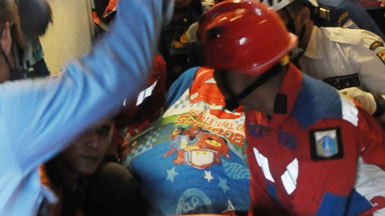 Momen evakuasi Ahmad Juwanto yang terlihat melibatkan sejumlah petugas gabungan saat  tubuh beratnya dibawa masuk ke dalam mobil ambulans untuk dilarikan ke rumah sakit untuk menjalani proses pemeriksaan lebih lanjut.
