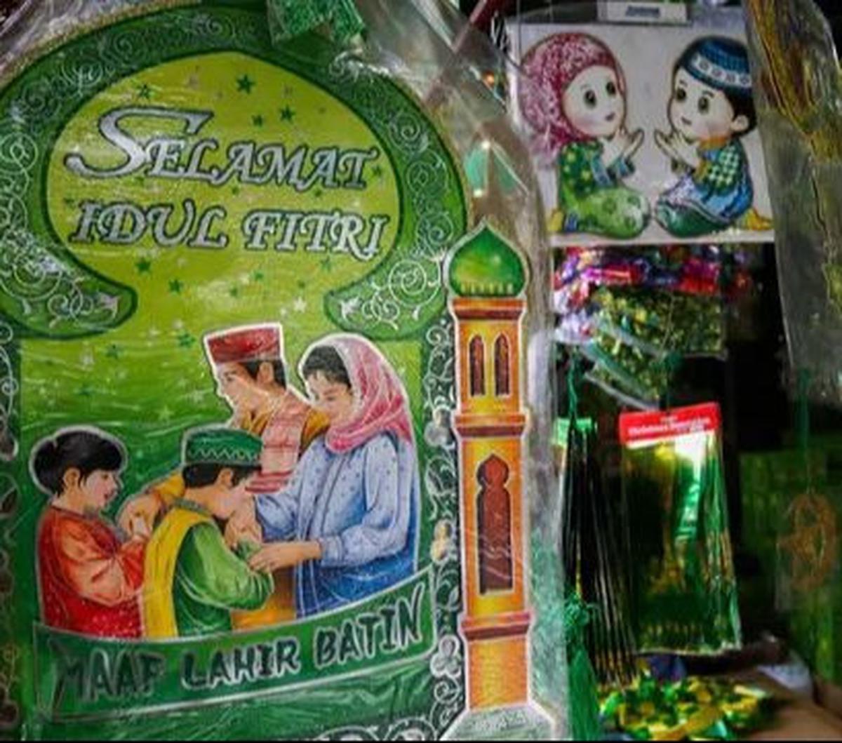 Pernak-pernik dan ornamen bernuansa Islami khas Hari Raya Idulfitri dipajang di salah satu toko di Pasar Asemka, Jakarta, Selasa (2/4/2024).&nbsp;Saat Ramadan dan menjelang Hari Raya Idulfitri, penjualan pernak-pernik bernuansa Islami  mengalami peningkat