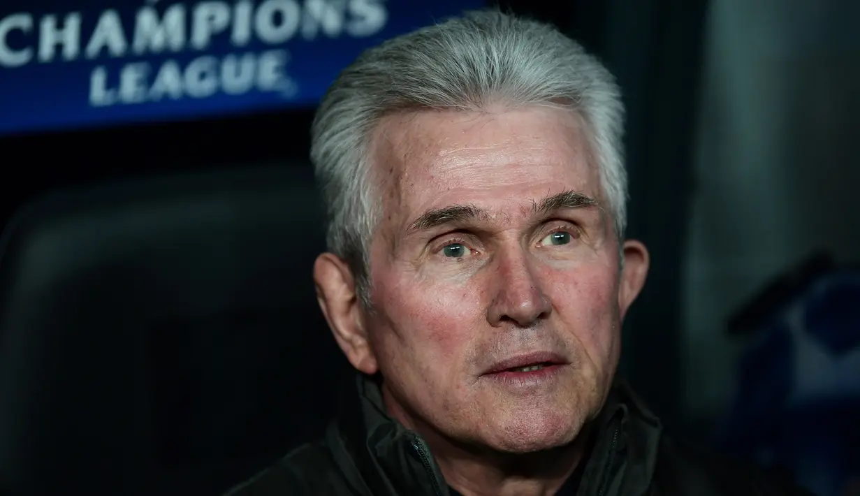 Pelatih Bayern Munchen Jupp Heynckes menyaksikan timnya berlaga melawan Besiktas dalam pertandingan Liga Champions di stadion Vodafone Arena di Istanbul (14/3). (AFP/Ozan Kose)