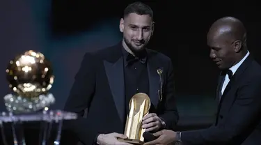 Kiper PSG, Gianluigi Donnarumma menerima Piala Yashin Ballon d'Or 2021 sebagai penjaga gawang terbaik dari mantan penyerang Chelsea Didier Drogba saat upacara Ballon d'Or ke-65 di Theater du Chatelet, di Paris, Senin (29/11/2021). (AP Photo /Christophe Ena)