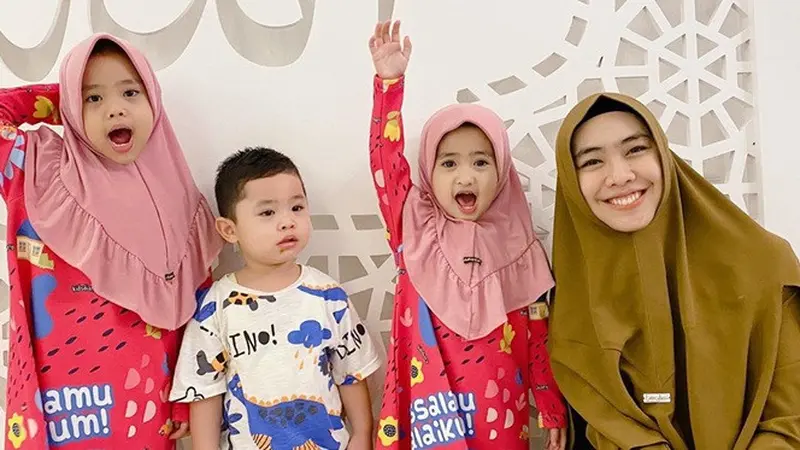 Hamil Anak Ke-4, Ini 7 Potret Seru Oki Setiana Dewi dengan Buah Hatinya