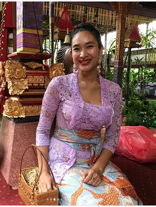 "Cuantik buanget.. ❤😘," tulis trishachiaracetta. "Cantik nya bener bener natural.... Siippppp bgt...," tulis sitichanisah82one. "Cantik anggun & keibuan bgt 😍😉👍@ happysalma," tulis trisatyaningrum. (Instagram/happysalma)