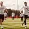 Pemain Manchester United, Rasmus Hojlund (kiri), dan Marcus Rashford, menjalani sesi latihan ringan dengan berlari di Carrington, Jumat (15/9/2023). (X/@ManUtd)