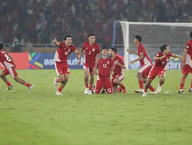 Pemain Timnas Indonesia saat merayakan kemenangan atas Thailand di babak Semifinal Piala AFF U-23 2025 di Stadion Utama Gelora Bung Karno (SUGBK) Jakarta, Jumat (25/7/2025). (Liputan6.com/Helmi Fithriansyah)