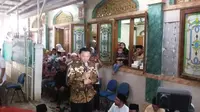 Gubernur DKI Jakarta Ahok buka bersama di Masji Nurul Iman Kedoya, Jakarta (Liputan6.com/ Delvira Chaerani Hutabarat)
