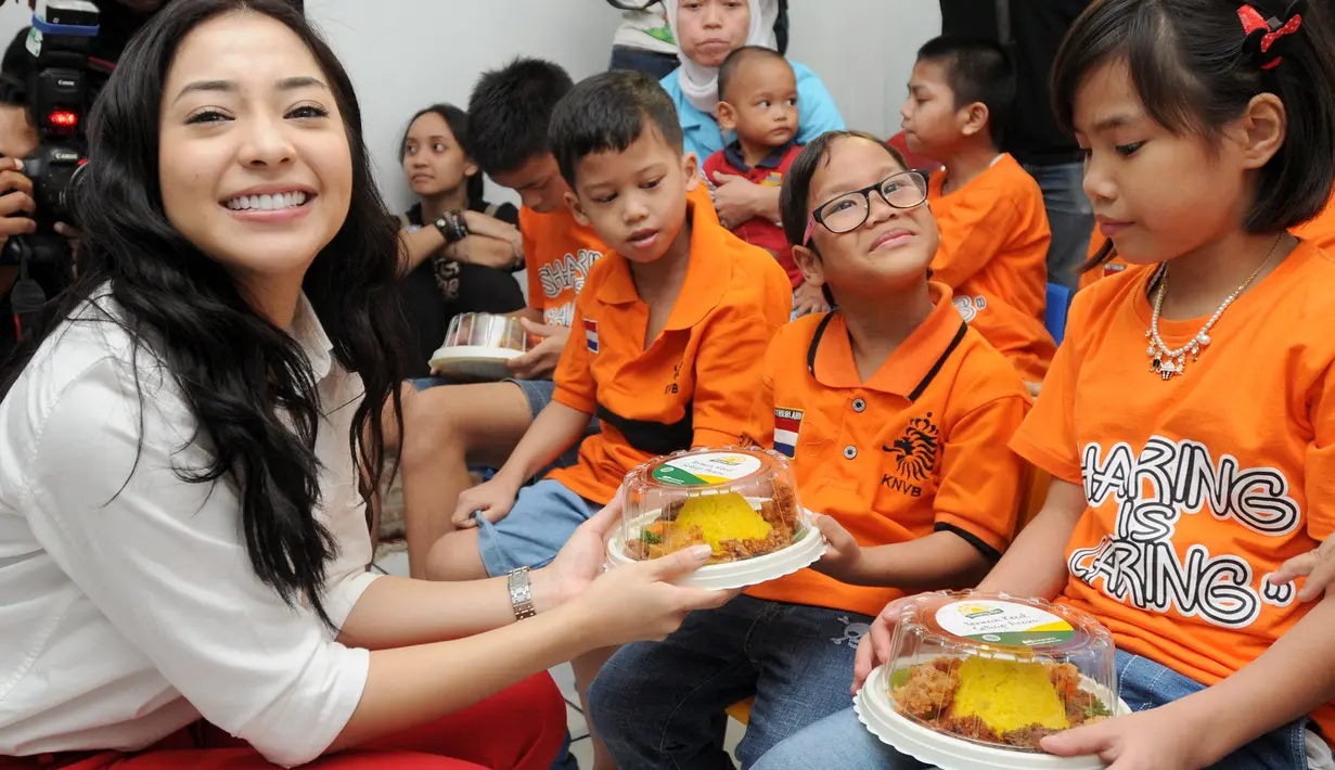 Salah satu alasan pemilihan tempat merayakan ulang tahunnya kali ini adalah karena suka dengan anak kecil dan bertatap muka langsung. Pemilihan tempat dipilih langsung oleh pemeran sinetron kelahiran Jakarta 29 Juni 1994 itu. (Daniel Kampua/Bintang.com)