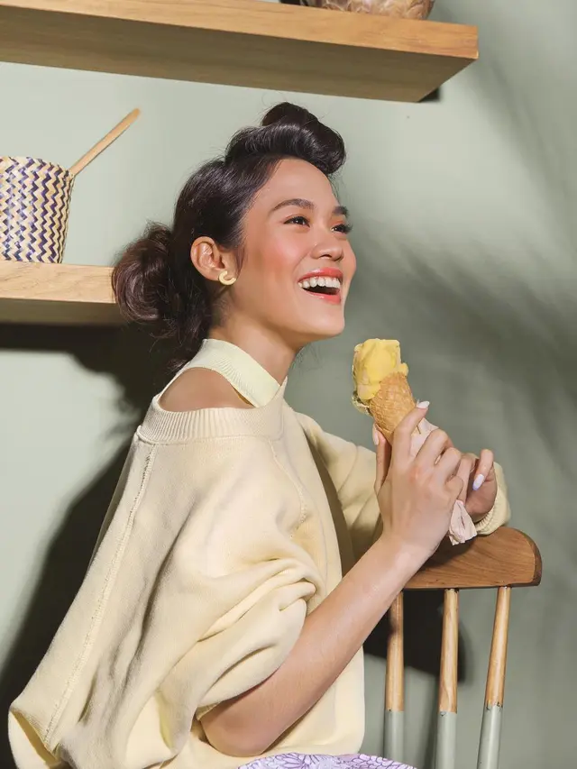 [Bintang] Tampil Modern Ala Parisian Girl, Sheryl Sheinafia dengan Busana Bernuansa Pastel
