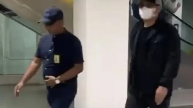 Terpidana korupsi Mardani Maming tampak terekam CCTV Bandara Juanda Surabaya melenggang tanpa diborgol dan pengawalan Senin 19 Februari 2024 (Istimewa)