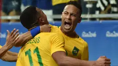 Penyerang Brasil, Neymar merayakan gol yang dicetak Gabriel Yesus saat malawan Denmark di penyisihan Grup A Olimpiade 2016 di Fonte Nova Stadium, Salvador, Brasil, (11/8). Brasil menang atas Denmark dengan skor 4-0. (AFP PHOTO/NELSON Almeida)