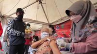 Vaksinasi Covid-19 berhadian minyak goreng di Kota Madiun (Liputan6.com/istimewa)