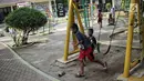 Anak-anak bermain ayunan di RPTRA Taman Kenanga, Jakarta, Selasa (28/9). Di mana taman tersebut akan dibangun di Jakarta Utara, Barat dan Pusat. Di mana empat RPTRA di Jakpus, lima di Jakut, dan dua di Jakarta Barat. (Liputan6.com/Faizal Fanani)