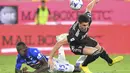 Bek Sampdoria Omar Colley berebut bola dengan penyerang Juventus Dusan Vlahovicu dalam lanjutan pekan ke-2 Liga Italia 2022/2023 di Stadion Luigi Ferraris, Selasa (23/8/2022) dini hari WIB. Juventus hanya bermain 0-0 saat berlaga di kandang Sampdoria. (Tano Pecoraro/LaPresse via AP)