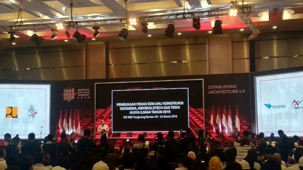 Menko Perekonomian Darmin Nasution dan  Menteri PUPR Basuki Hadimuljono memberikan sertifikat digital kepada 3 ribu orang, dimana mayoritas merupakan mahasiswa yang telah dilatih dan dididik menjadi tenaga ahli konstruksi.