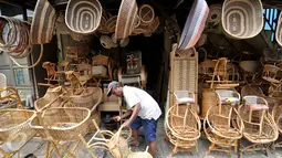 Pengrajin membuat bangku dari bahan baku rotan, Jakarta, Rabu (6/1/2016). Masyarakat Ekonomi ASEAN (MEA) resmi berlaku pada tahun 2016. Pemerintah terus berupaya menguatkan pengelolaan usaha mikro kecil menengah. (Liputan6.com/Johan Tallo)