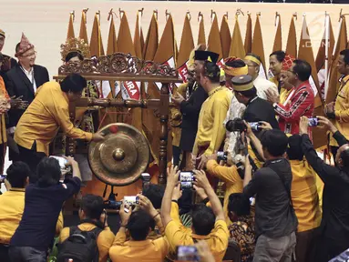 Ketua Umum Partai Hanura Oesman Sapta Odang (OSO) memukul gong dalam pembukaan Rakernas Partai Hanura di Pekanbaru, Riau, Selasa (8/5). Acara dihadiri Ketua DPD Hanura seluruh Indonesia. (Liputan6.com/Herman Zakharia)