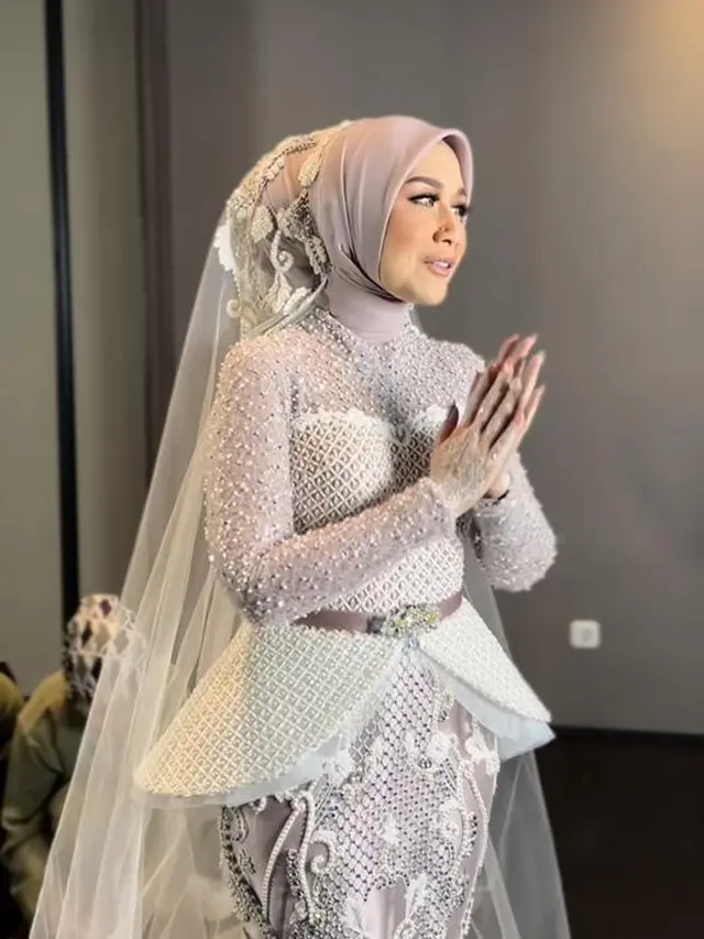 6 Potret Detail Busana dan Makeup Dine Mutiara, Istri Sahrul Gunawan di Hari Pernikahan