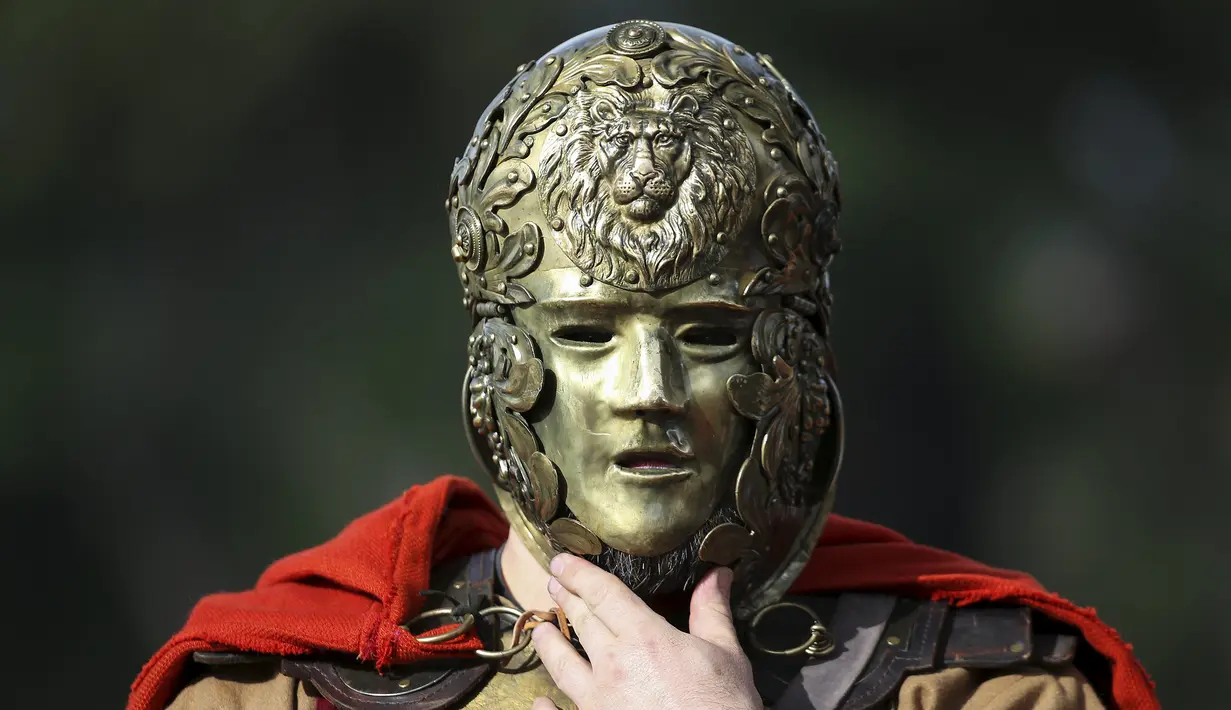 Seorang anggota Gruppo Storico Romano (Grup Sejarah Roma) mengenakan topeng di Circus Maximus, Roma, Italia , (24/4). Kegiatan ini untuk merayakan ulang tahun berdirinya Roma yang ke-2769. (REUTERS / Alessandro Bianchi)