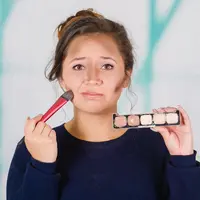 3 Kesalahan Dalam Ber-Makeup yang Bisa Menggagalkan Penampilanmu / copyright shutterstock