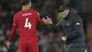 Pelatih Liverpool Jurgen Klopp merayakan kemenangan dengan bek Virgil van Dijk usai mengalahkan Leeds United pada pertandingan lanjutan Liga Inggris di stadion Anfield di Liverpool, Inggris, Kamis (24/2/2022). Liverpool menang telak atas Leeds United 6-0.  (AP Photo/Jon Super)